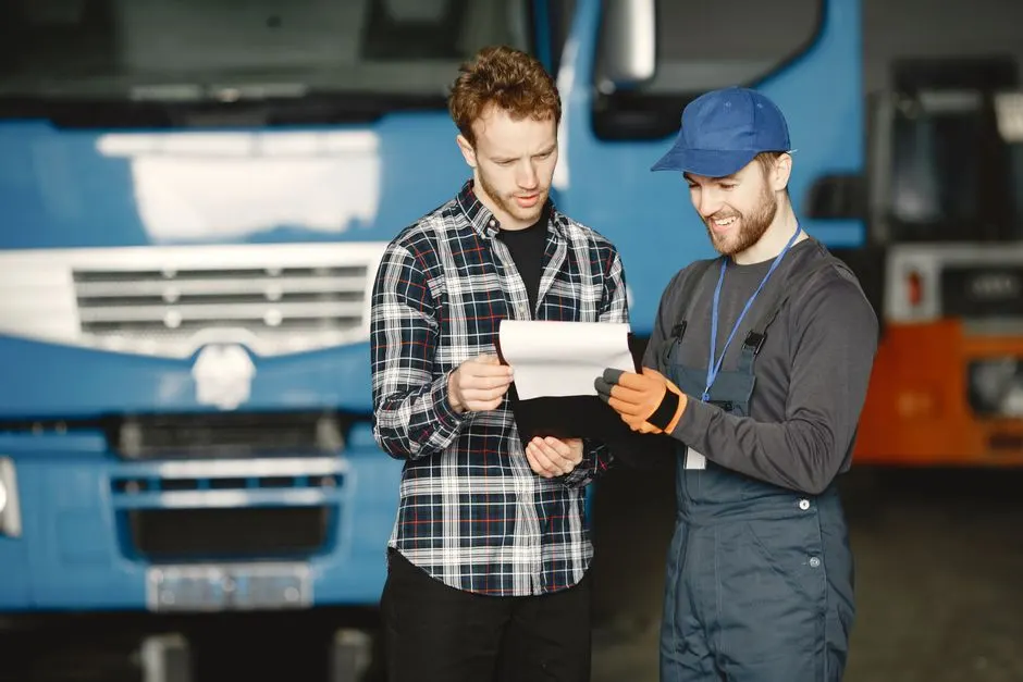 Dán decal, quảng cáo lên thùng xe tải: được phép đến đâu, thủ tục gì?