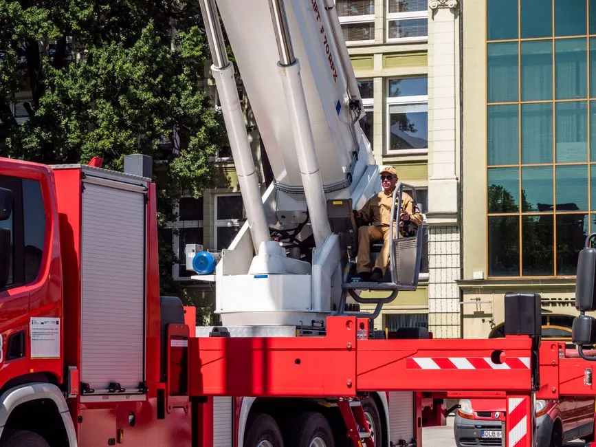Xe tải bửng nâng (tail lift): cấu tạo, khi nào cần và lưu ý tải trọng